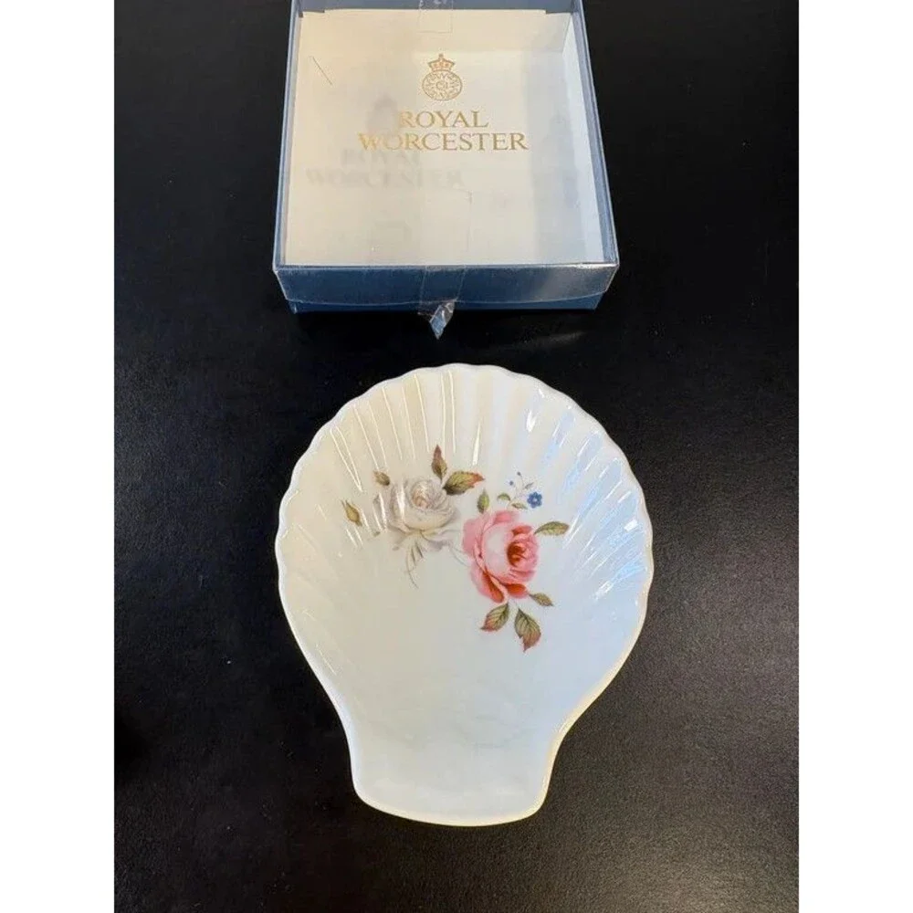 Royal Worcester Shell Dish Pink White Roses Fine Porcelain England Boxed 5 in